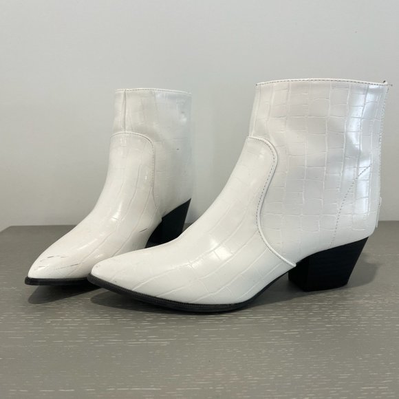 QUPID Point Toe Croc Womens Booties in White Womens Size 5.5 - Picture 2 of 6